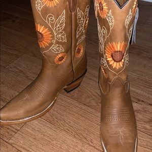 Custom made women’s sunflower cowgirl boots